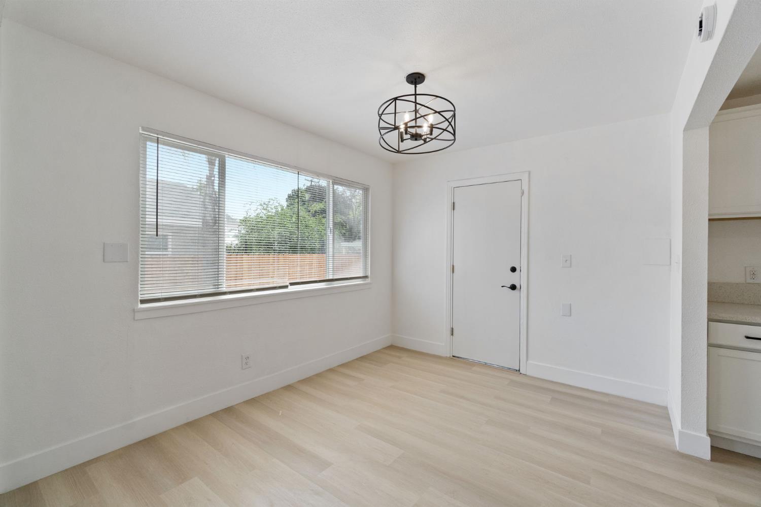 1559 North Carruth Avenue Fresno, CA 93728 - Photo 9 of 24 an empty room with a window