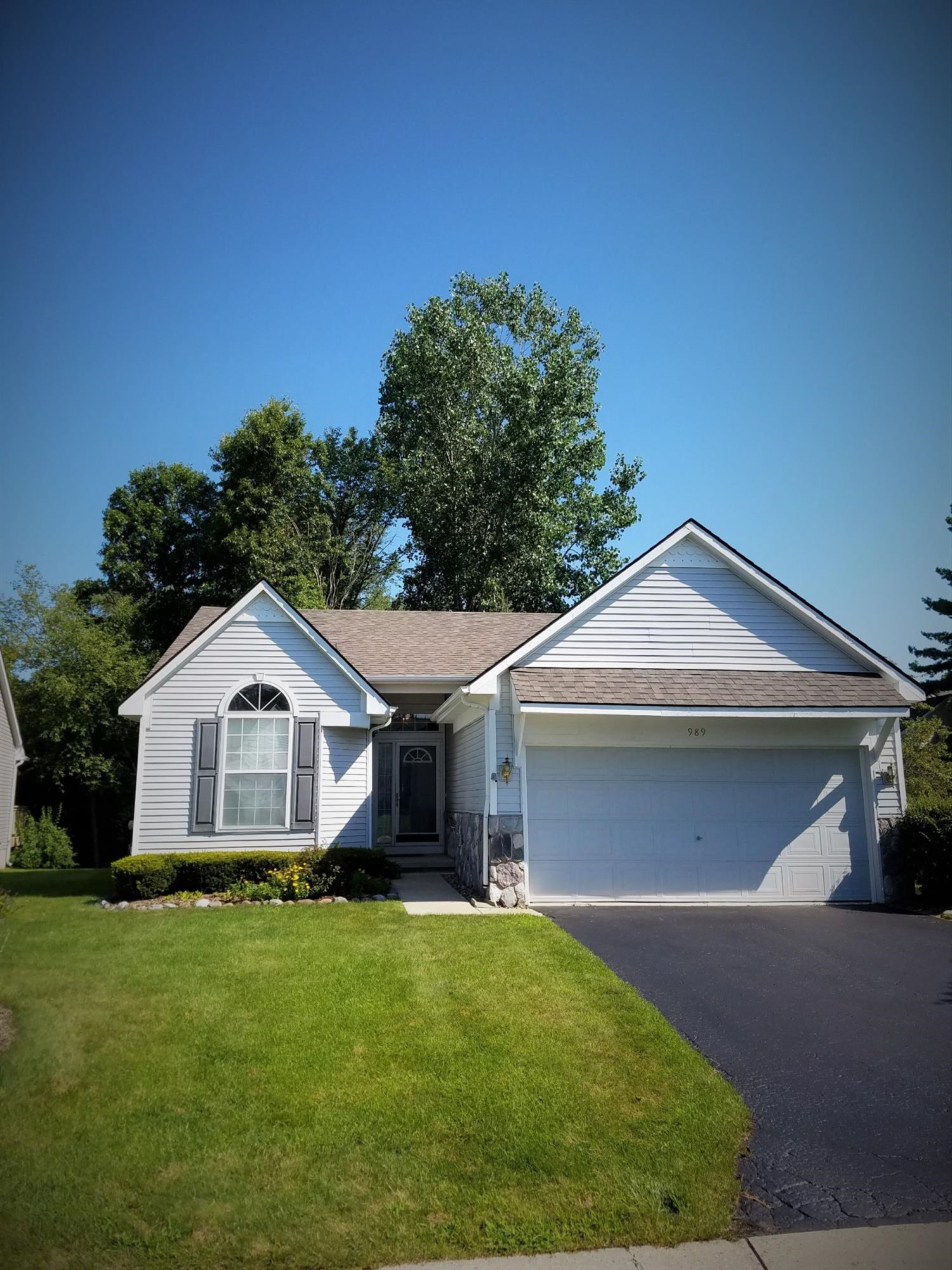 989 Rikki Ann Court Wixom, MI 48393 - Photo 1 of 10 Photo 1