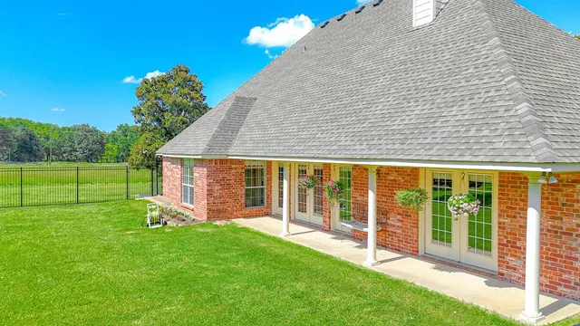 a view of a house with backyard