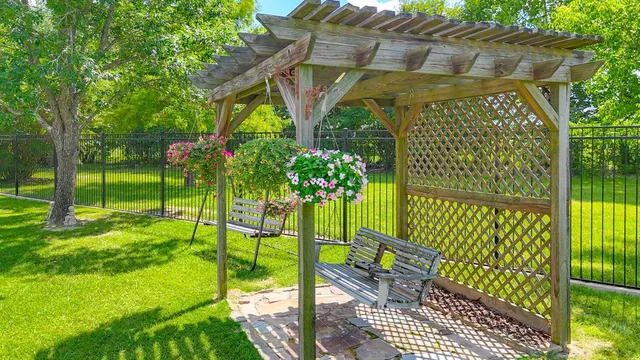 a view of a backyard