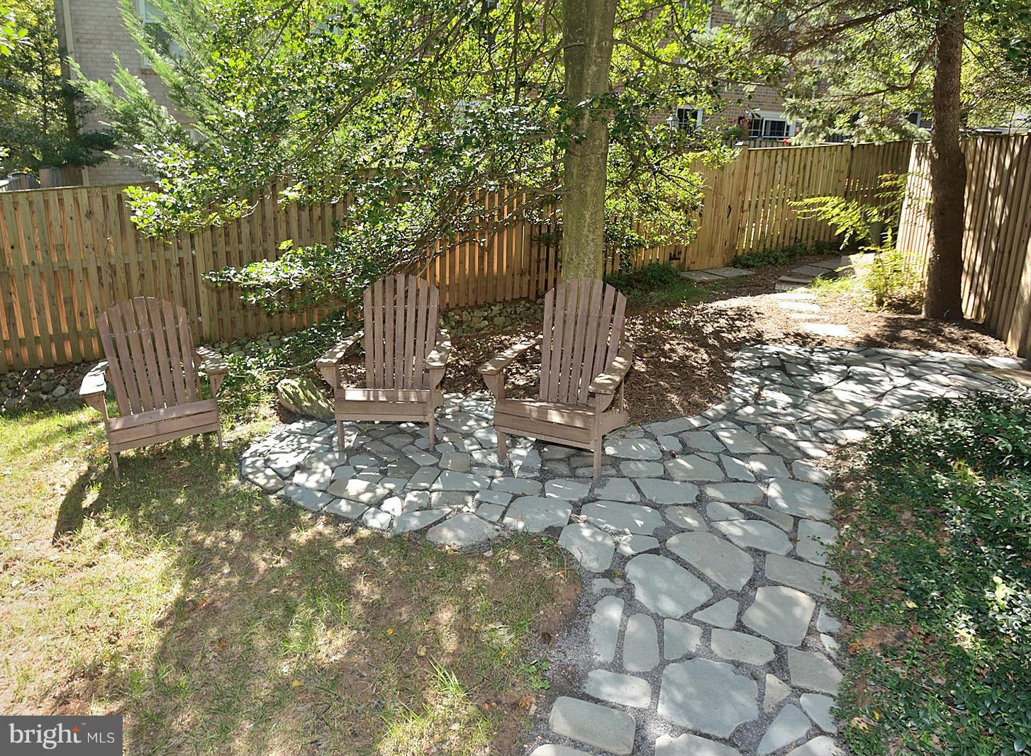 2422 Wanda Way Reston, VA 20191 - Photo 2 of 30 Side yard