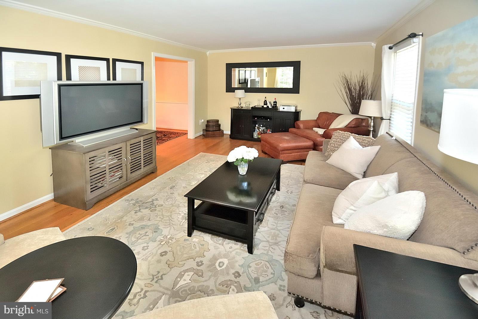 2422 Wanda Way Reston, VA 20191 - Photo 11 of 30 Living Room