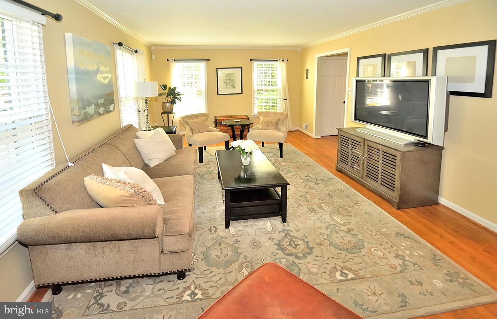 2422 Wanda Way Reston, VA 20191 - Photo 13 of 30 Living Room
