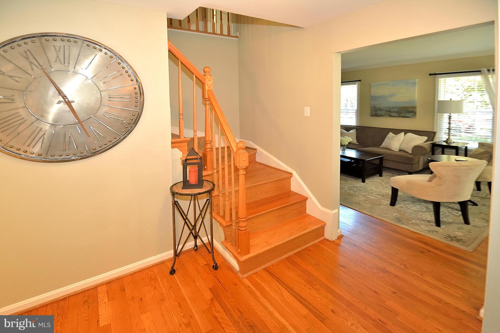 2422 Wanda Way Reston, VA 20191 - Photo 3 of 30 Foyer