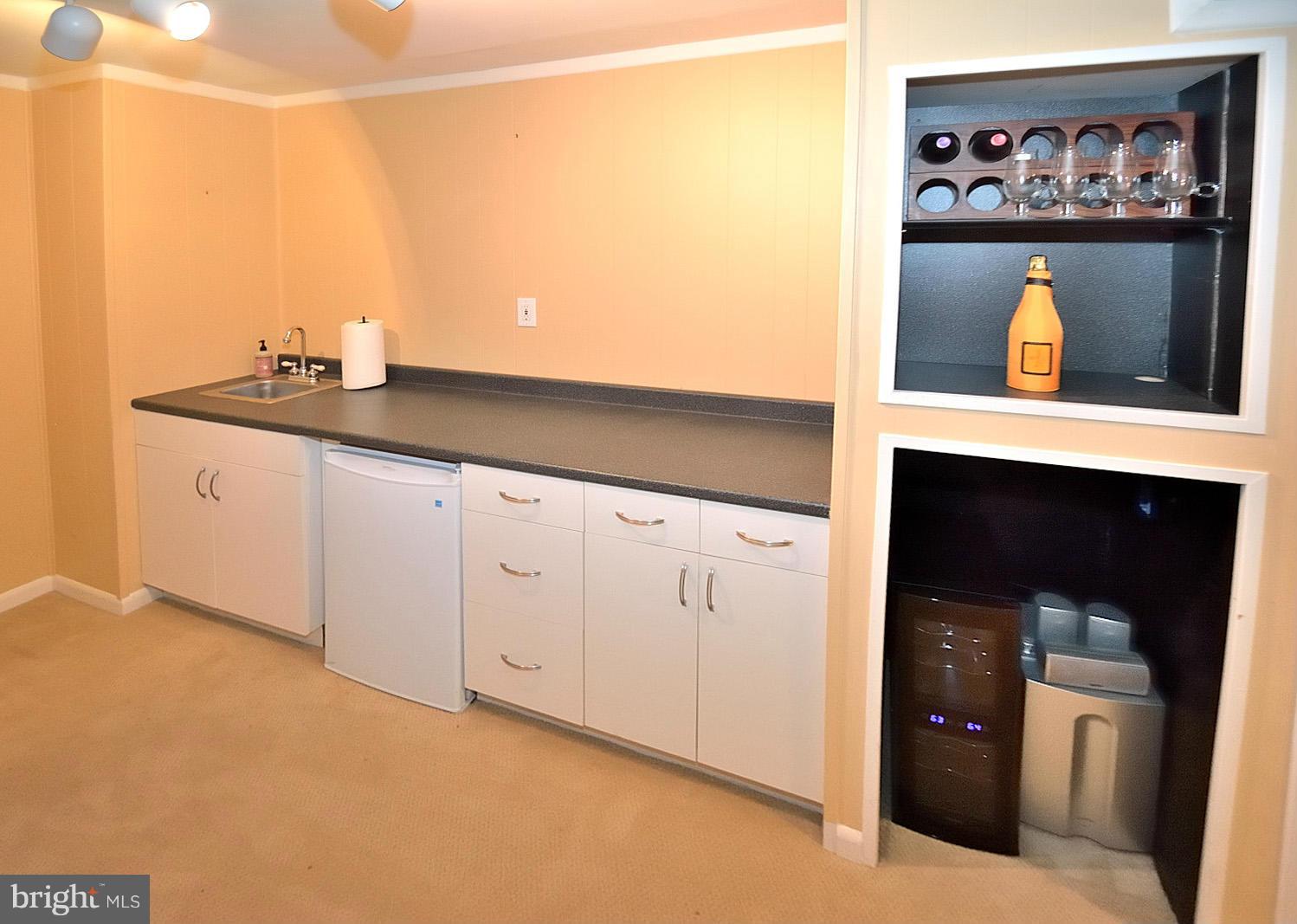 2422 Wanda Way Reston, VA 20191 - Photo 27 of 30 WET BAR