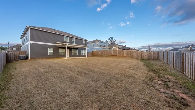 a view of a backyard