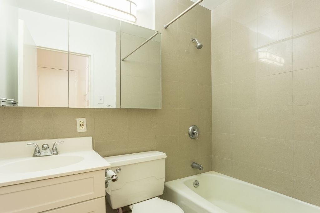 221 East 82nd Street, Unit 4B Manhattan, NY 10028 - Photo 3 of 4