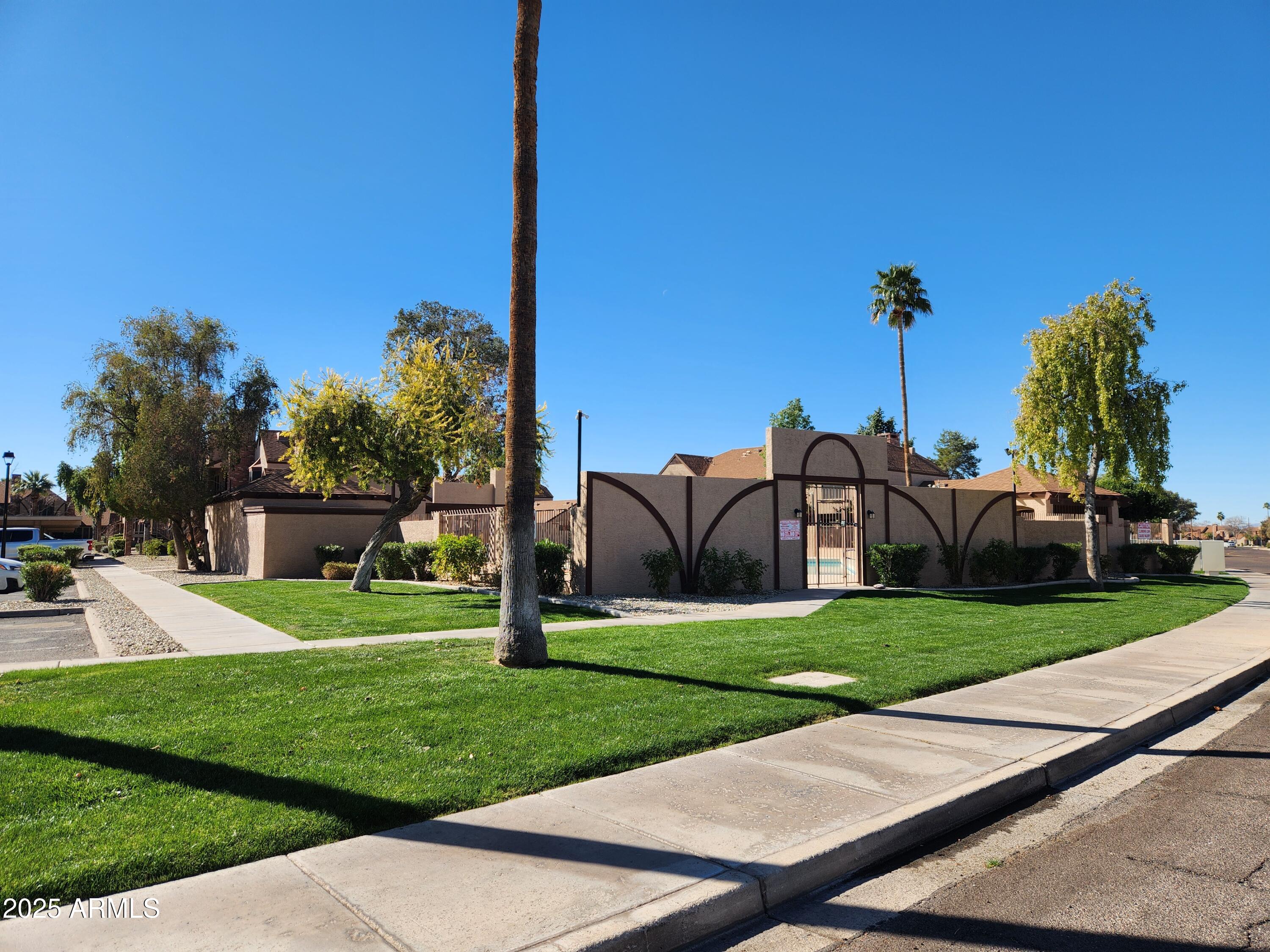 7977 West Wacker Road, Unit 171 Peoria, AZ 85381 - Photo 24 of 26 Grassy walking area