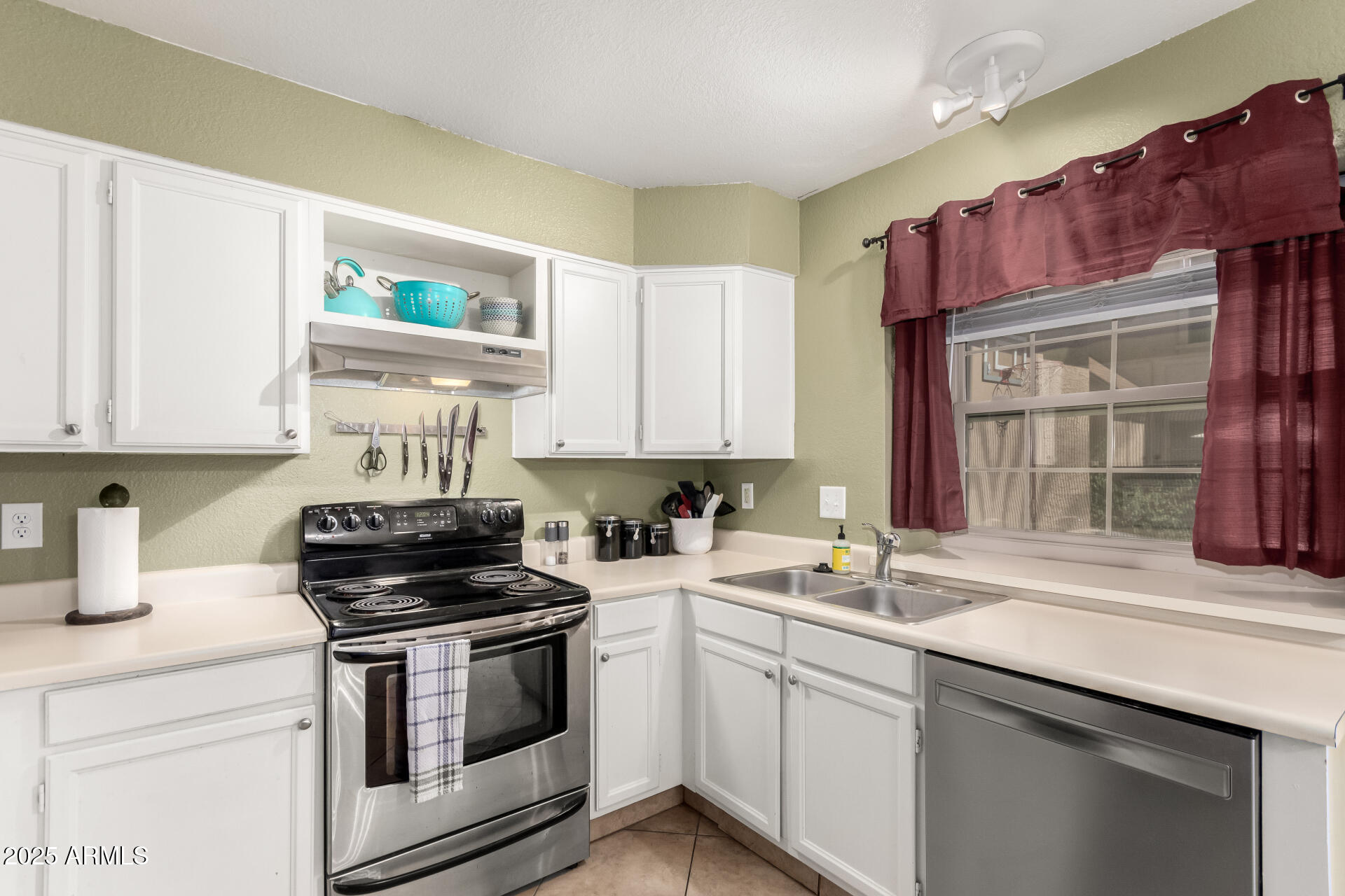 7977 West Wacker Road, Unit 171 Peoria, AZ 85381 - Photo 8 of 26 Great kitchen window area