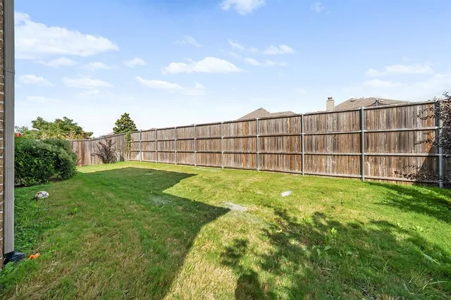 a view of a backyard