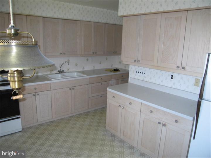 640 Cedar Grove Road Broomall, PA 19008 - Photo 7 of 16 Kitchen