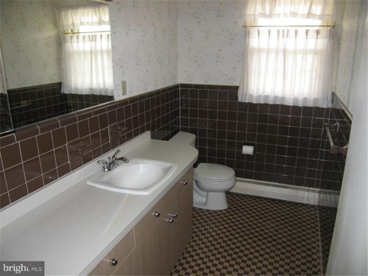 640 Cedar Grove Road Broomall, PA 19008 - Photo 8 of 16 Bathroom