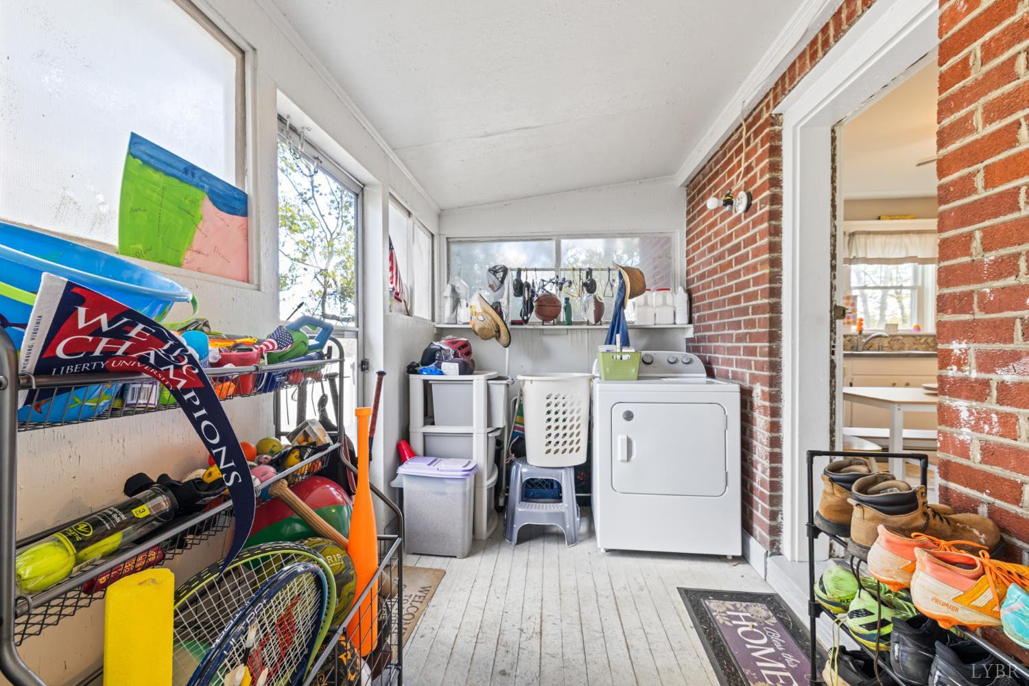 809 Broad Street Altavista, VA 24517 - Photo 42 of 50 a view of a room with gym equipment