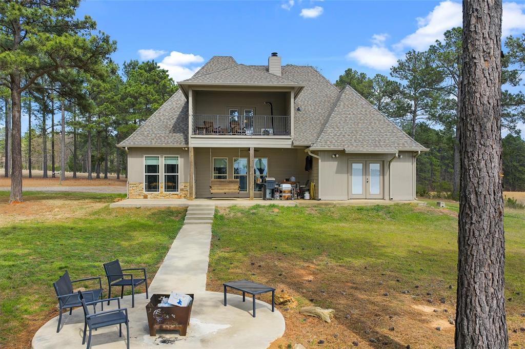 279 Lake Road Plain Dealing, LA 71064 - Photo 12 of 38 a front view of a house with a garden