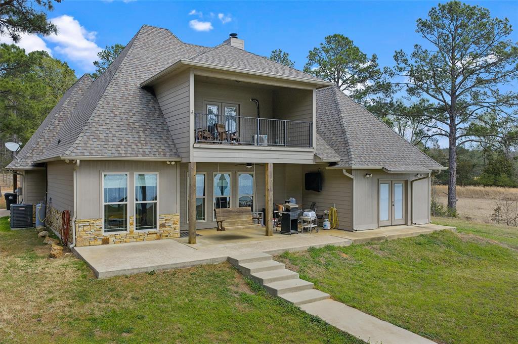 279 Lake Road Plain Dealing, LA 71064 - Photo 13 of 38 a front view of a house with a yard