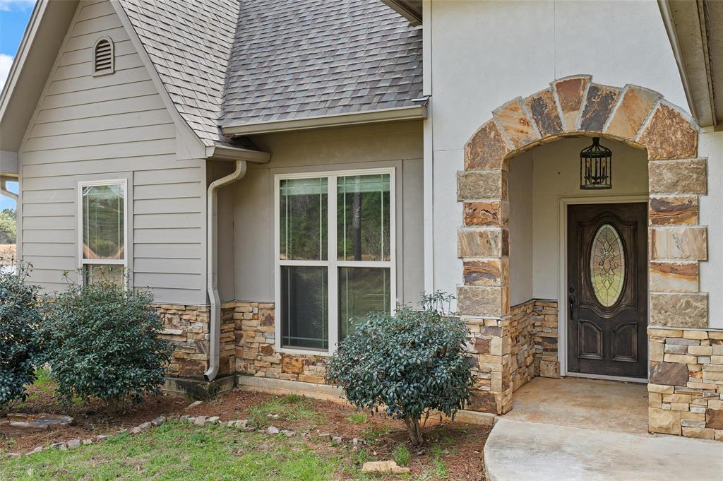 279 Lake Road Plain Dealing, LA 71064 - Photo 2 of 38 a front view of a house with garden