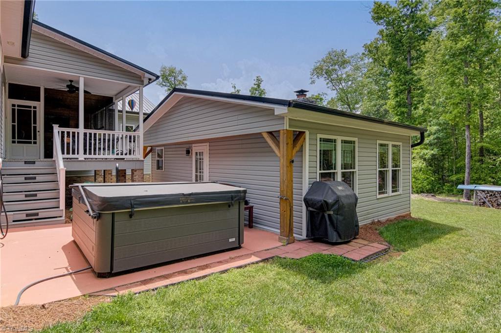 8958 Lasater Road Clemmons, NC 27012 - Photo 25 of 27 Hot tub