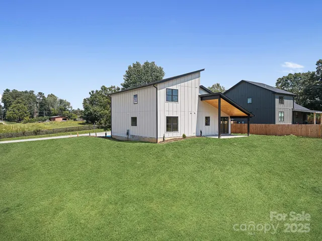 a view of a house with backyard