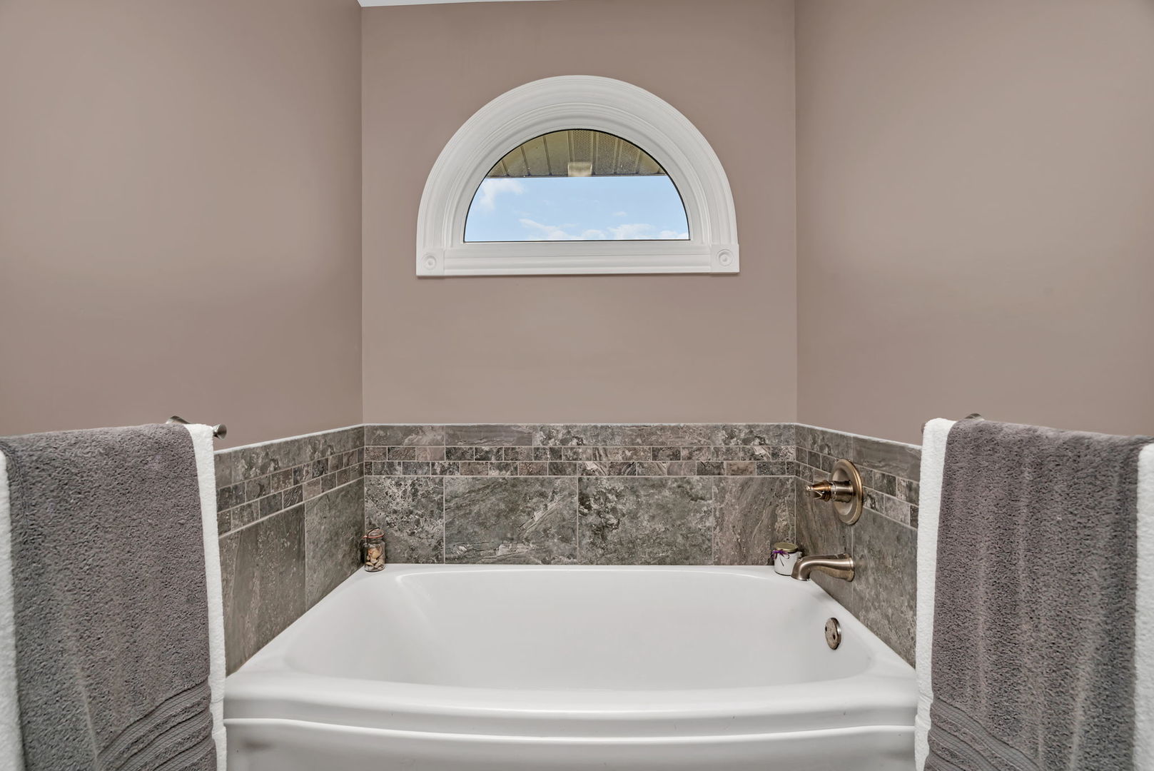 80 East Spring Road Coal City, IL 60416 - Photo 19 of 38 a bathroom with a bathtub