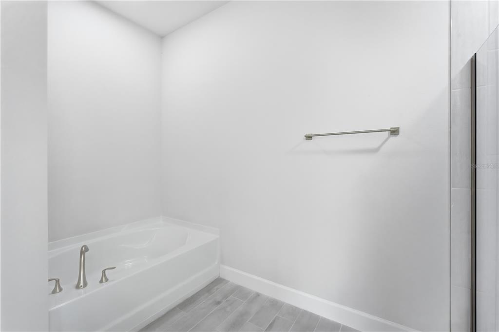 12945 Ogden Glade Road Dade City, FL 33525 - Photo 21 of 26 a bathroom with a bathtub