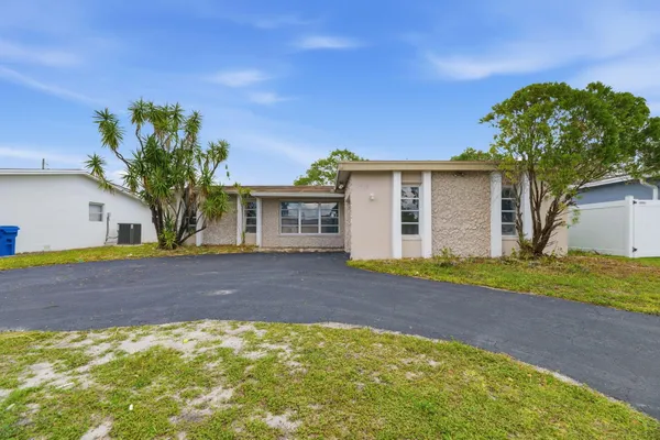 a view of a house with a backyard
