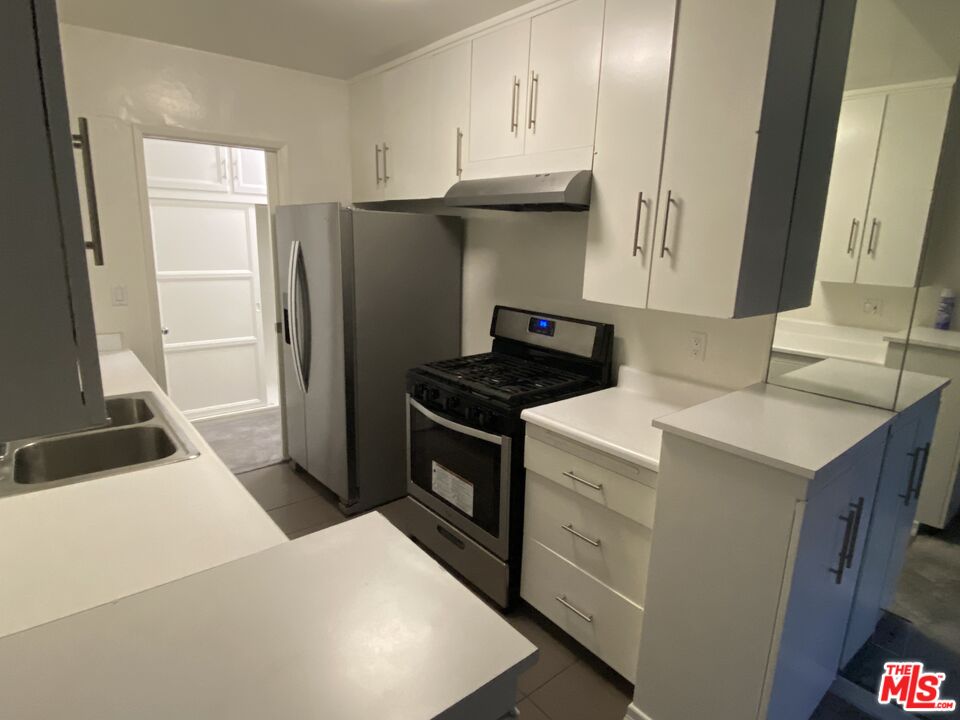 10655 Wilshire Boulevard, Unit 303 Los Angeles, CA 90024 - Photo 27 of 27 a kitchen with a sink stove and refrigerator