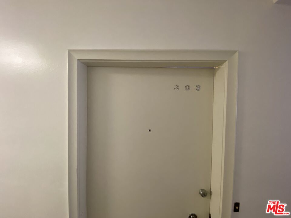 10655 Wilshire Boulevard, Unit 303 Los Angeles, CA 90024 - Photo 3 of 27 a close view of closet