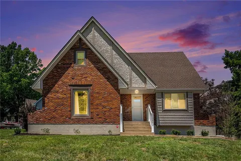 $349,950 | 1201 Northwest Burr Oak Court, Blue Springs, MO 64015