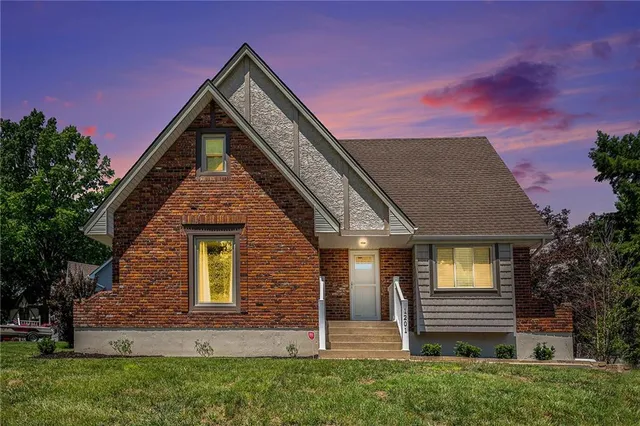 $349,950 | 1201 Northwest Burr Oak Court, Blue Springs, MO 64015