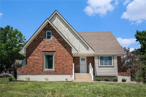 $349,950 | 1201 Northwest Burr Oak Court, Blue Springs, MO 64015