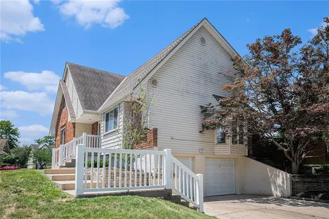 $349,950 | 1201 Northwest Burr Oak Court, Blue Springs, MO 64015