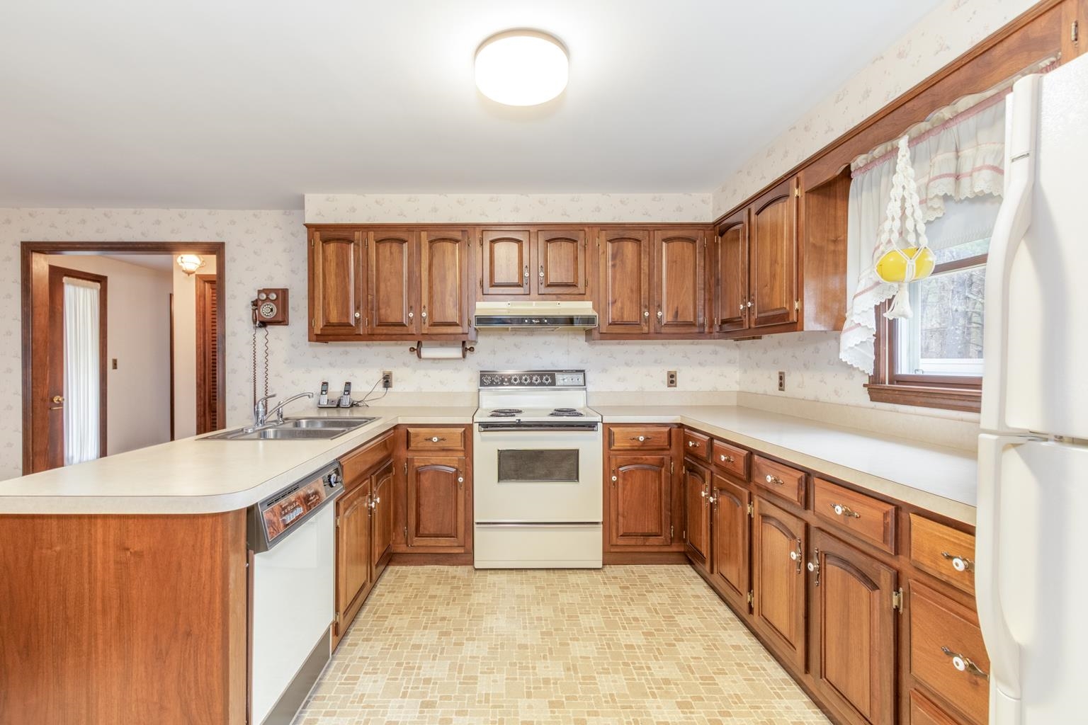 1 Currier Road Pelham, NH 03076 - Photo 4 of 38 Gallery Image 4