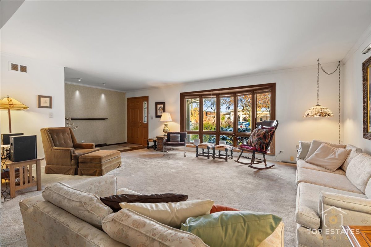 1802 Aspen Drive Mount Prospect, IL 60056 - Photo 7 of 30 a living room with furniture and large windows