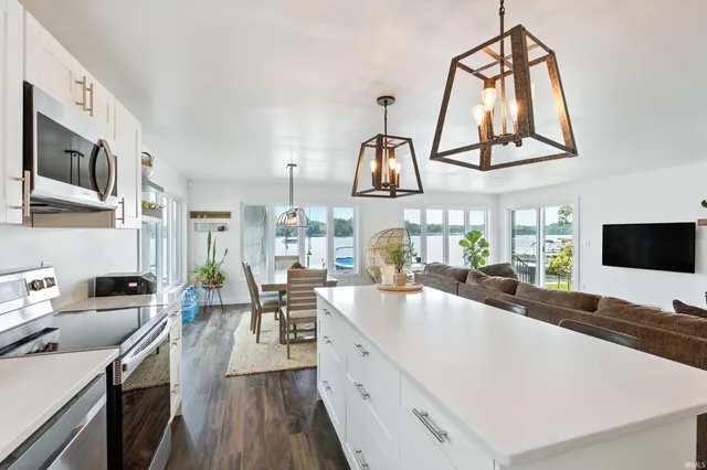 $685,000 | 15 EMS B40D Lane, Leesburg, IN 46538