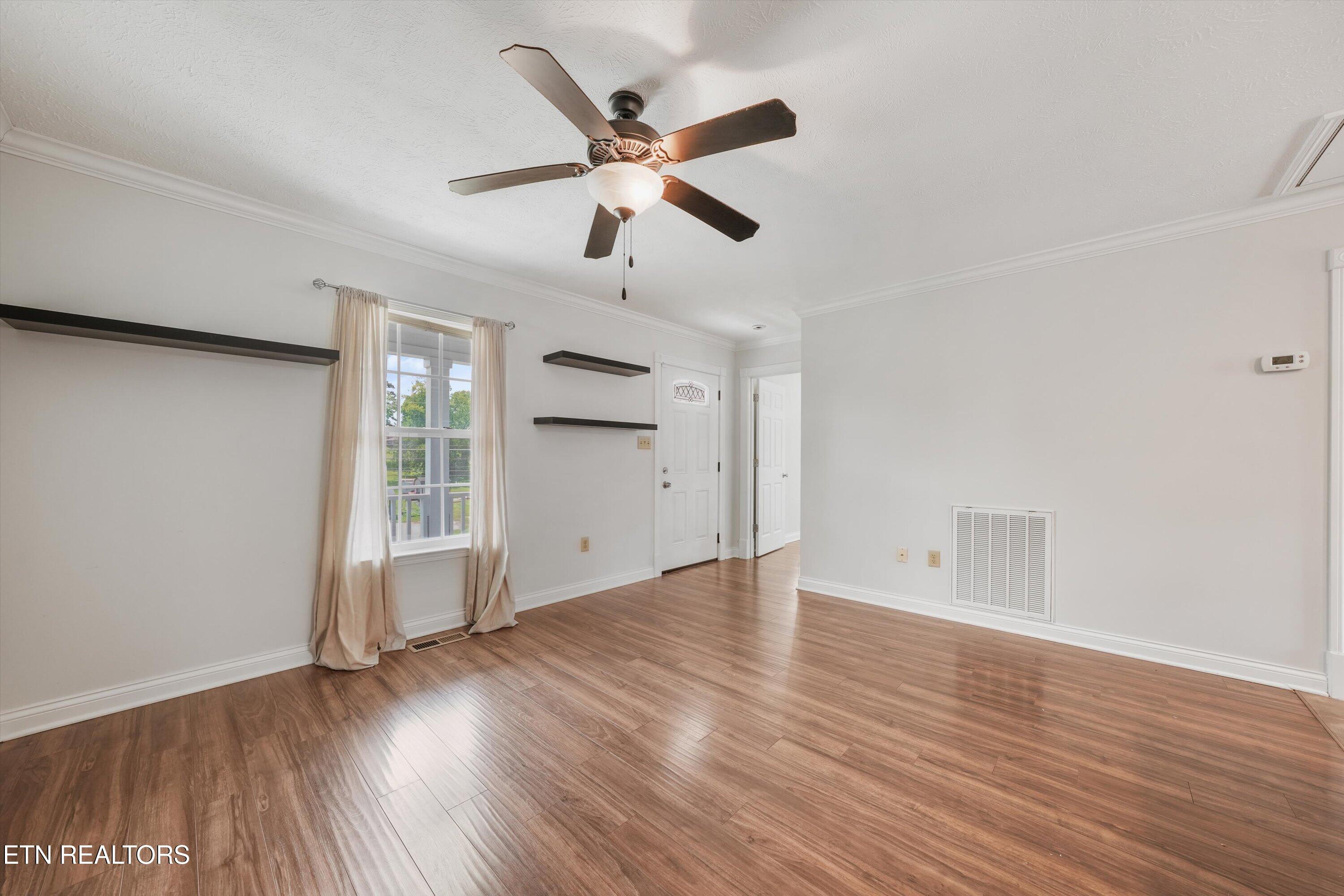 4516 Pleasant Ridge Road Knoxville, TN 37912 - Photo 11 of 24 4516-pleasant-ridge-living-room