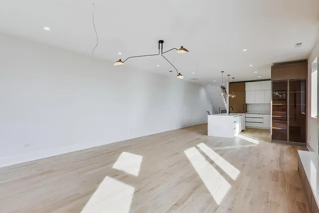 $997,000 | 2307 West Foster Avenue, Unit 1, Chicago, IL 60625