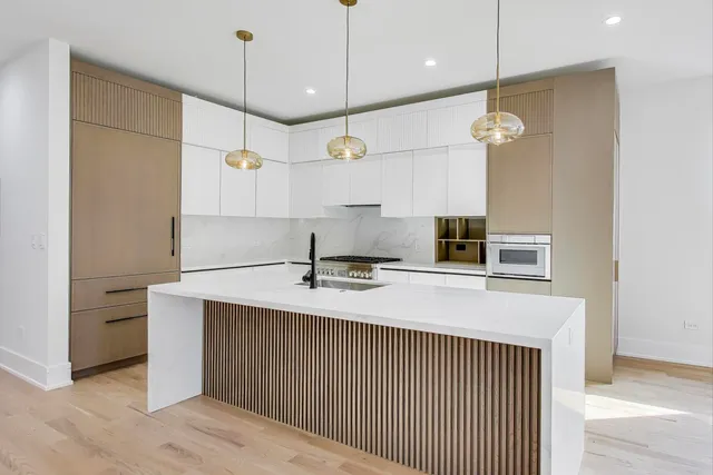 $997,000 | 2307 West Foster Avenue, Unit 1, Chicago, IL 60625