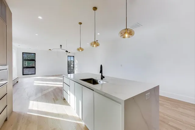 $997,000 | 2307 West Foster Avenue, Unit 1, Chicago, IL 60625