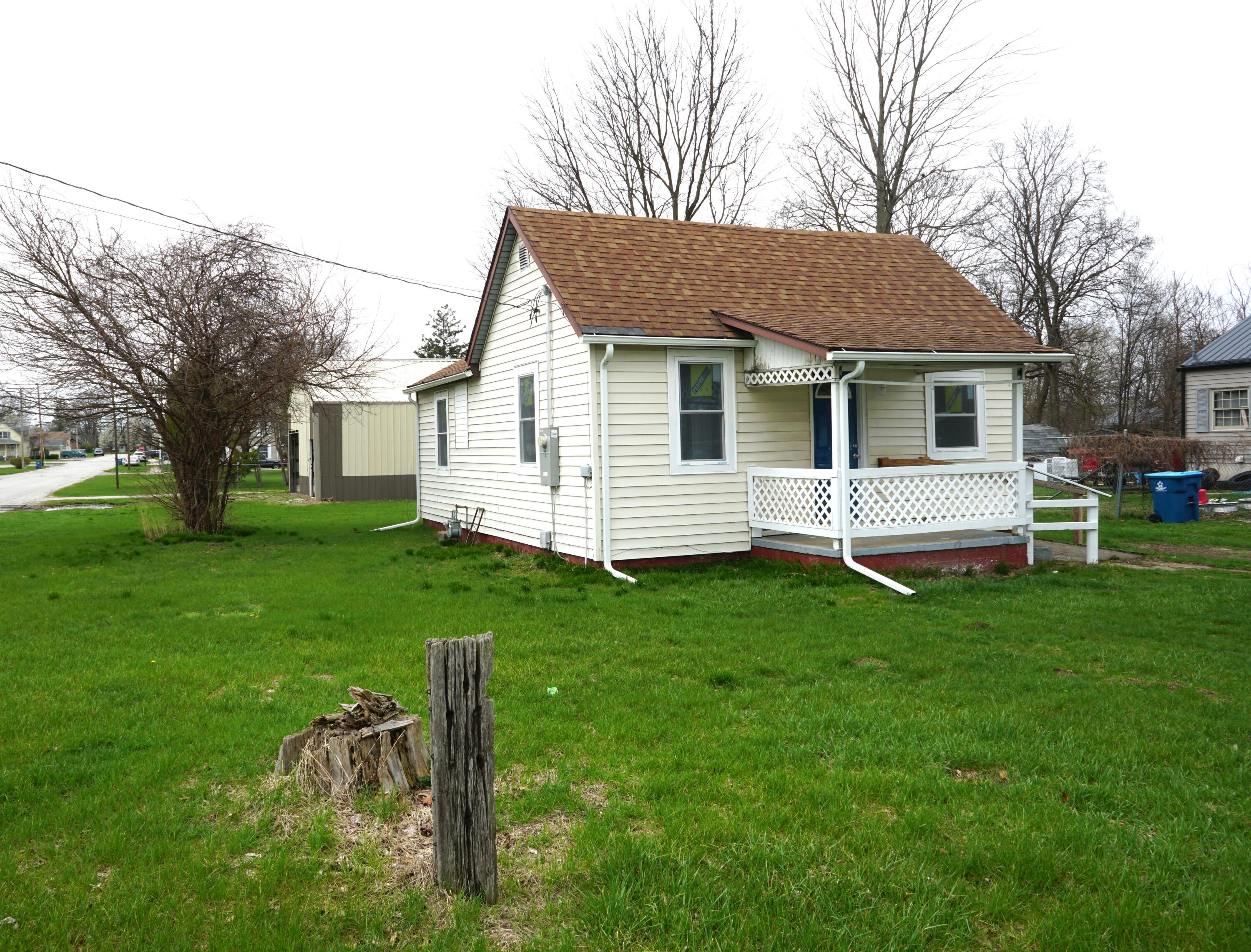 307 South East Street Knox, IN 46534 - Photo 3 of 15
