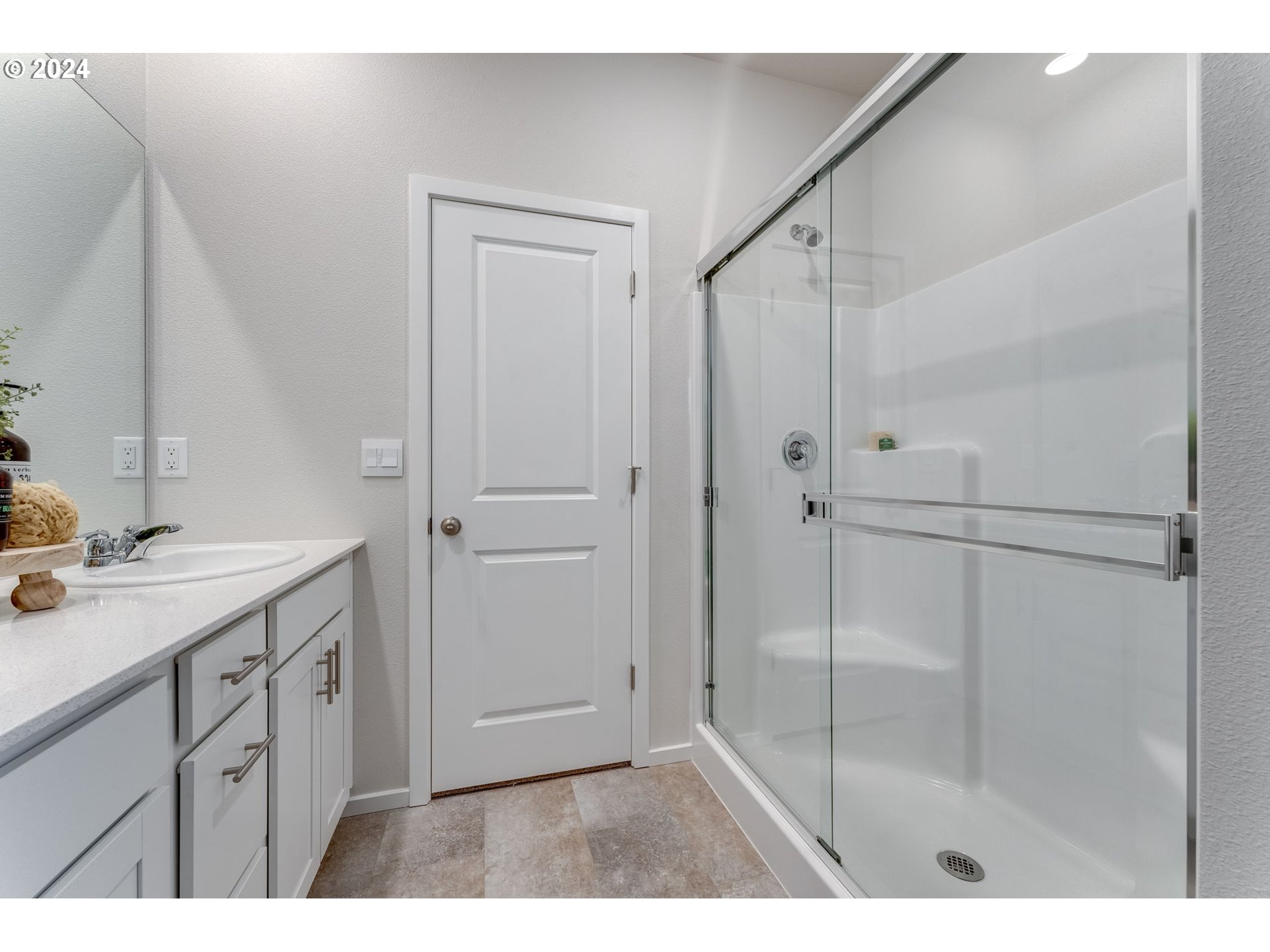 2760 U Street Springfield, OR 97477 - Photo 37 of 48 a bathroom with a shower sink and mirror