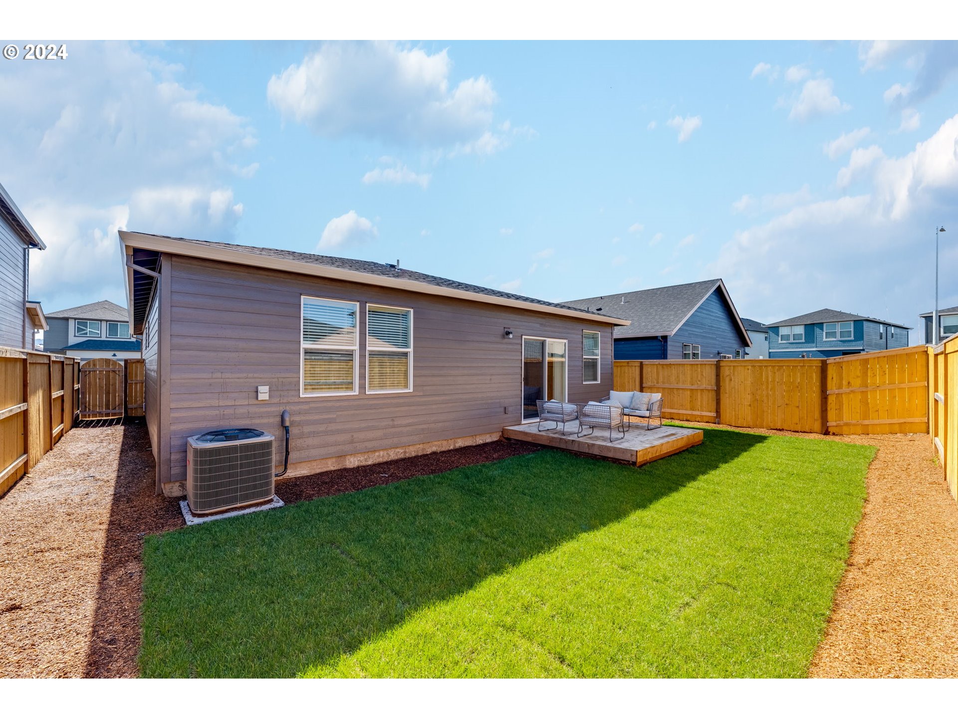 2760 U Street Springfield, OR 97477 - Photo 48 of 48 a backyard of a house with table and chairs