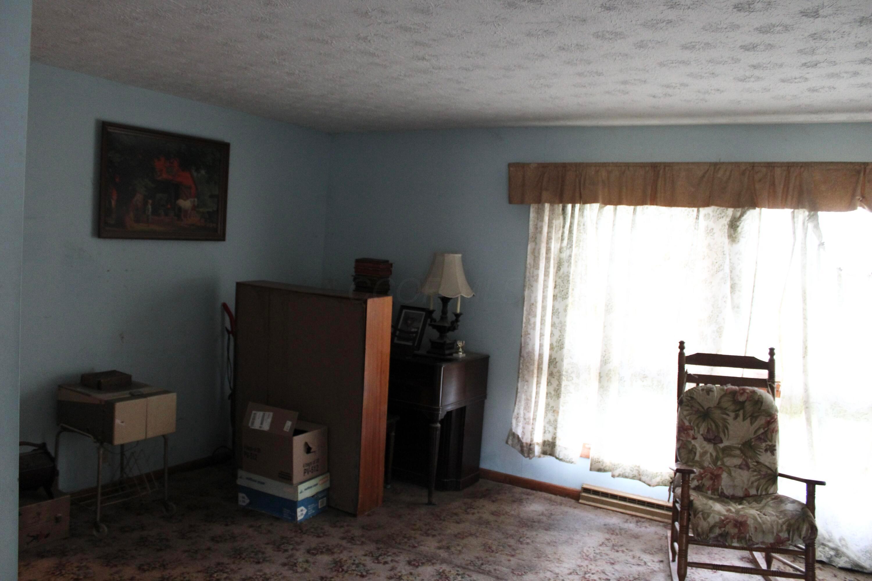 3270 Riverside Airport Road Zanesville, OH 43701 - Photo 9 of 24 Living Room