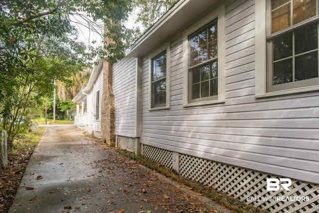 18 Fels Avenue Fairhope, AL 36532 - Photo 29 of 33 Driveway Side