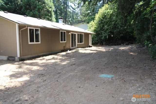 a view of a house with a yard