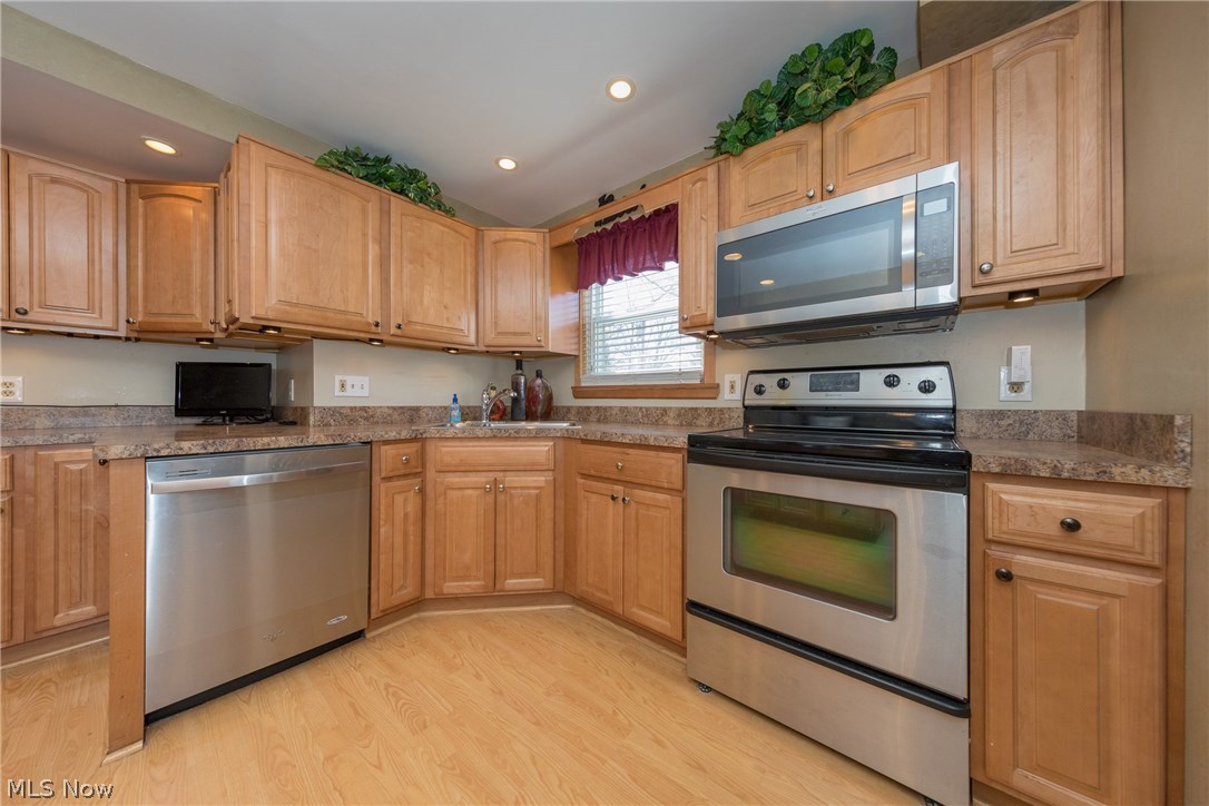 1621 Sheffield Road Cleveland, OH 44121 - Photo 10 of 35 Gallery Image 10