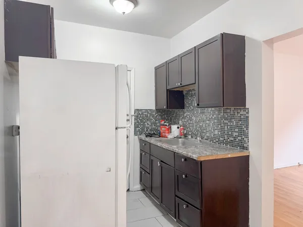 $1,600 | 931 West Sunnyside Avenue, Unit 2S, Chicago, IL 60640