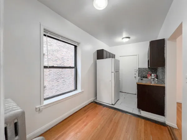 $1,600 | 931 West Sunnyside Avenue, Unit 2S, Chicago, IL 60640