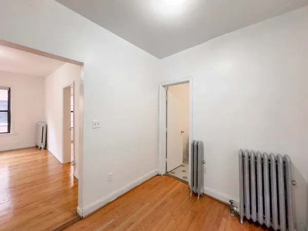 $1,600 | 931 West Sunnyside Avenue, Unit 2S, Chicago, IL 60640