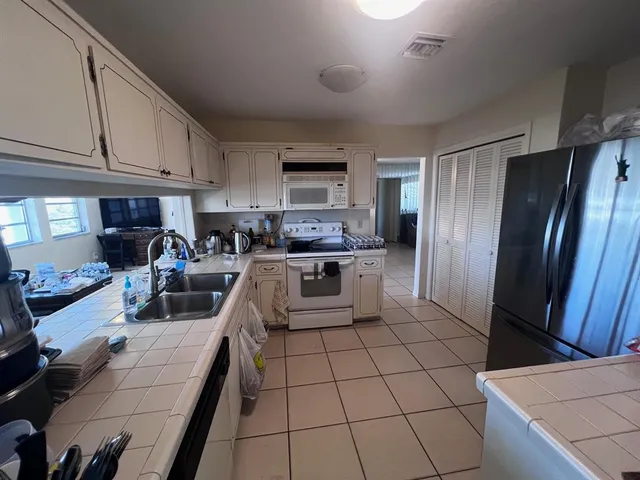 $299,999 | 329 Southeast 3rd Street, Unit 502T, Hallandale Beach, FL 33009