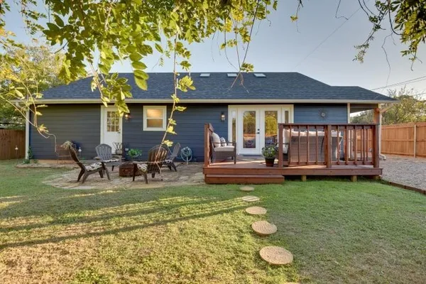 $2,950 | 520 West Bluff Street, Granbury, TX 76048